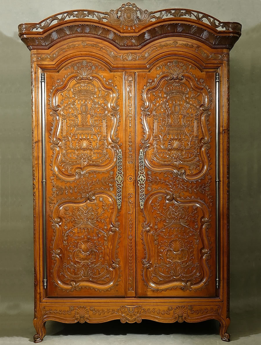 Exceptionnelle armoire rennaise sign&eacute;e Charles Croiz&eacute; dat&eacute;e 1825 tr&egrave;s richement sculpt&eacute;e